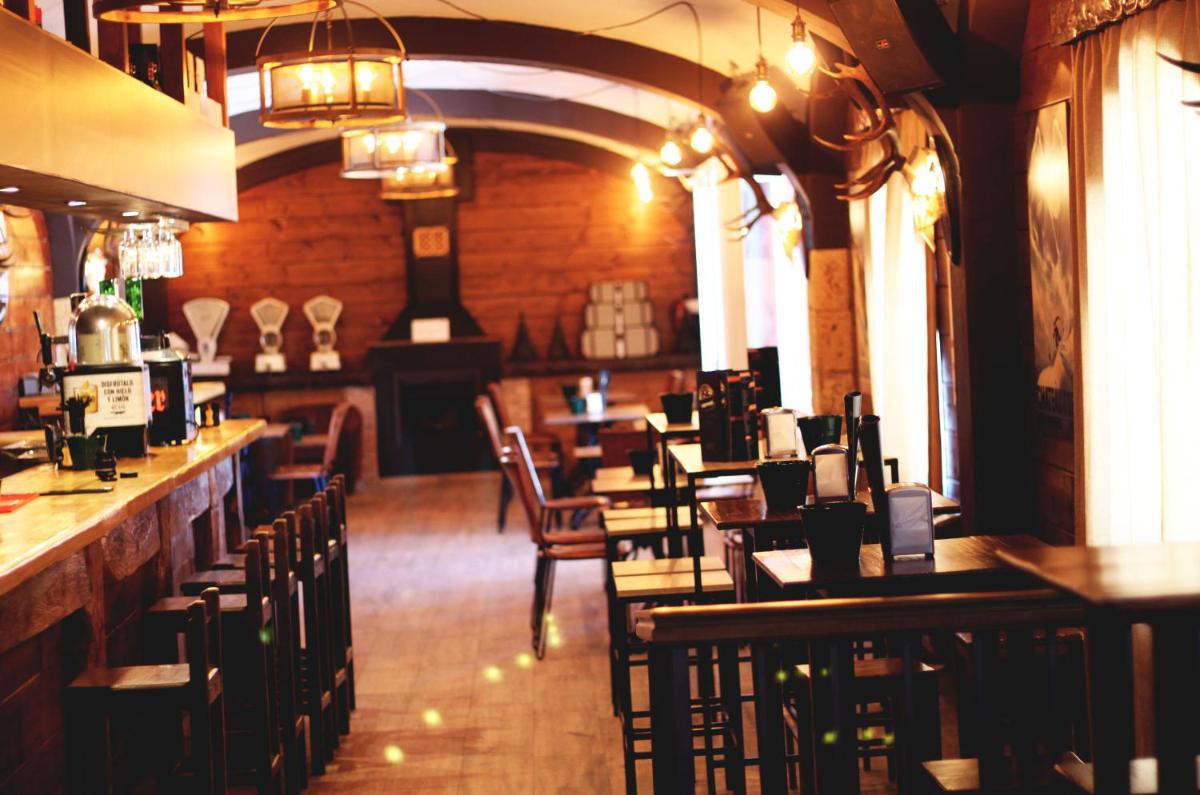 El salón o zona de bar de Hotel GHM Monachil
