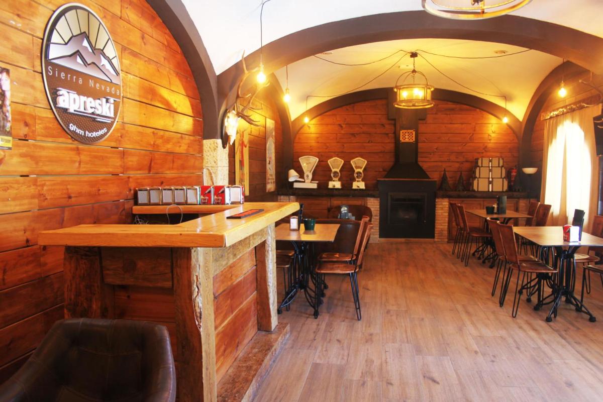 El salón o zona de bar de Hotel GHM Monachil