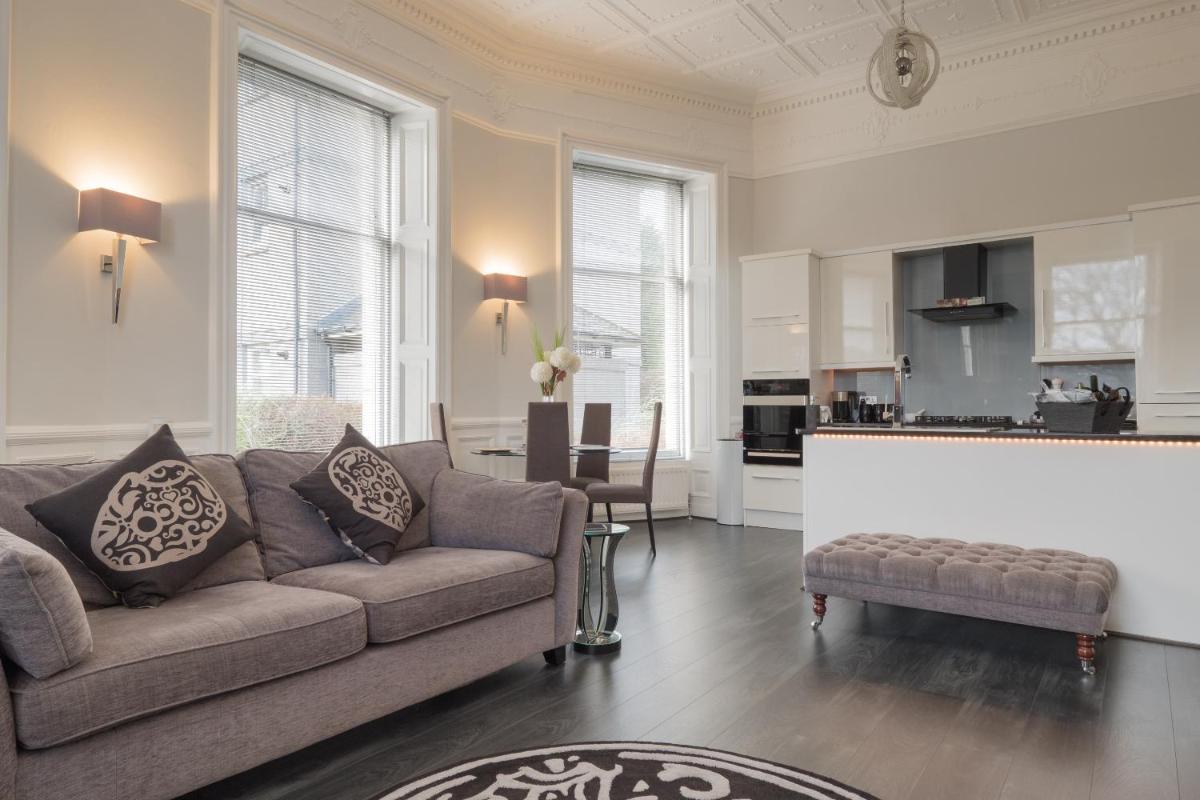 Marks At The Manor Luxury Riverside Apartments - Sleeps up to 4, with Parking and Sky TV - Housity