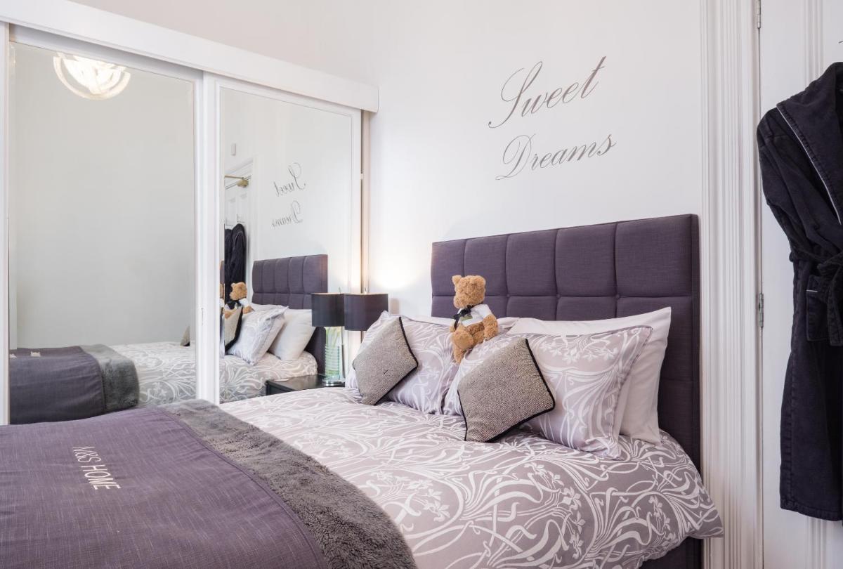 Marks At The Manor Luxury Riverside Apartments - Sleeps up to 4, with Parking and Sky TV - Housity