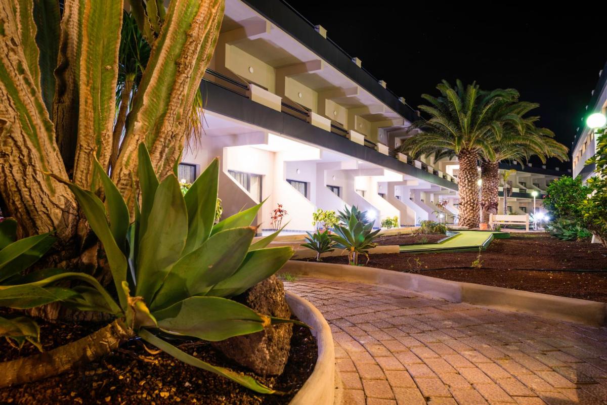 un grupo de plantas sentadas al lado de un edificio en Kn Hotel Matas Blancas - Solo Adultos, en Costa Calma