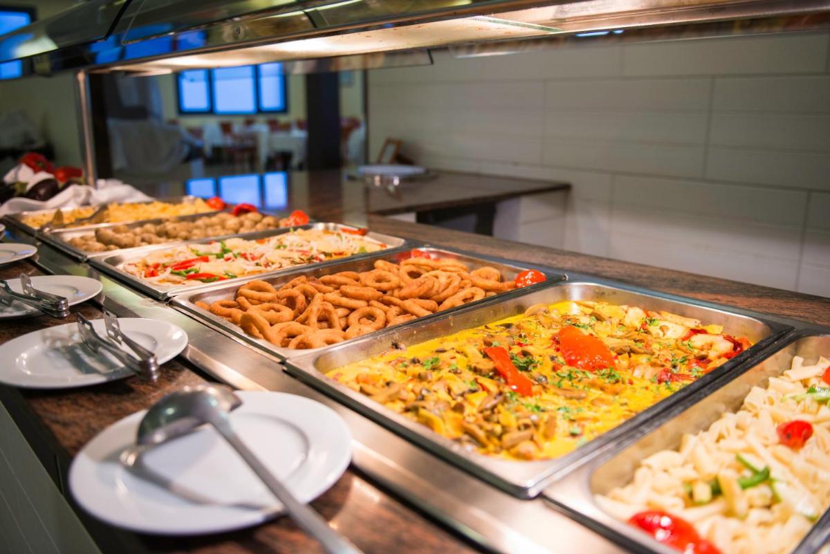 Comida en o cerca de este hotel