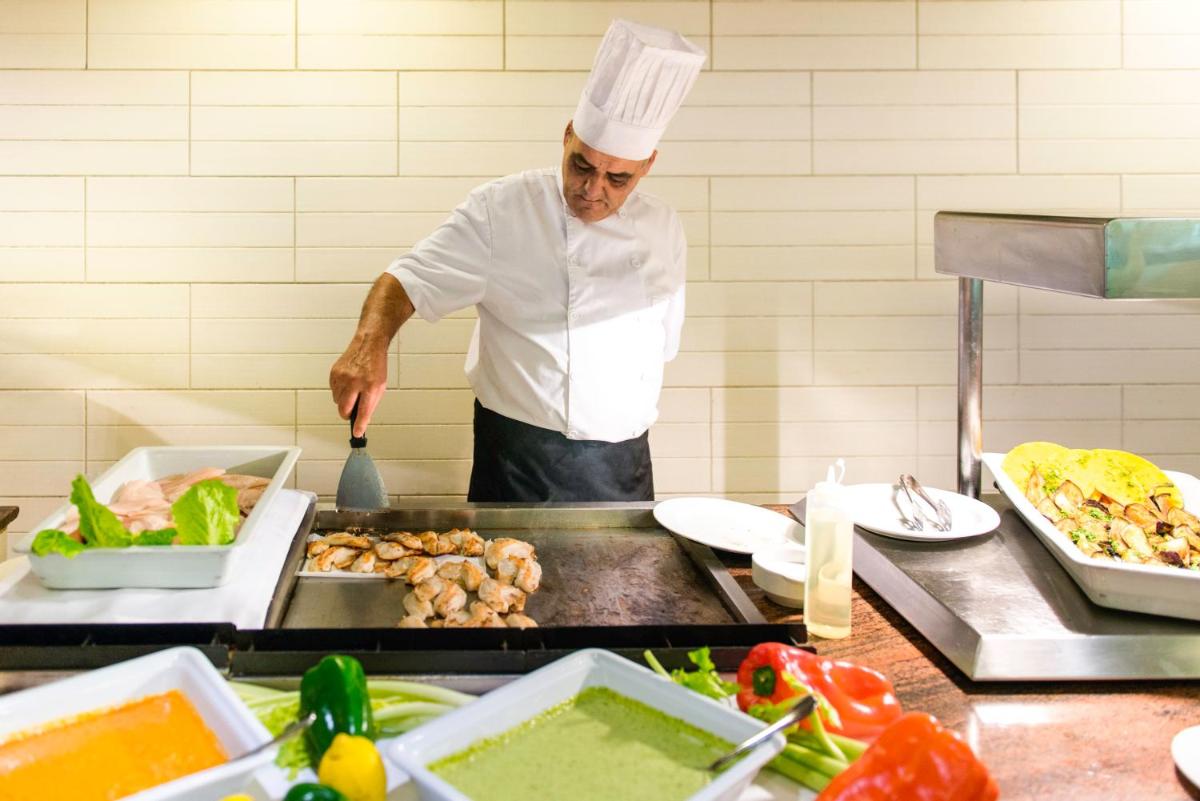 Comida en o cerca de este hotel