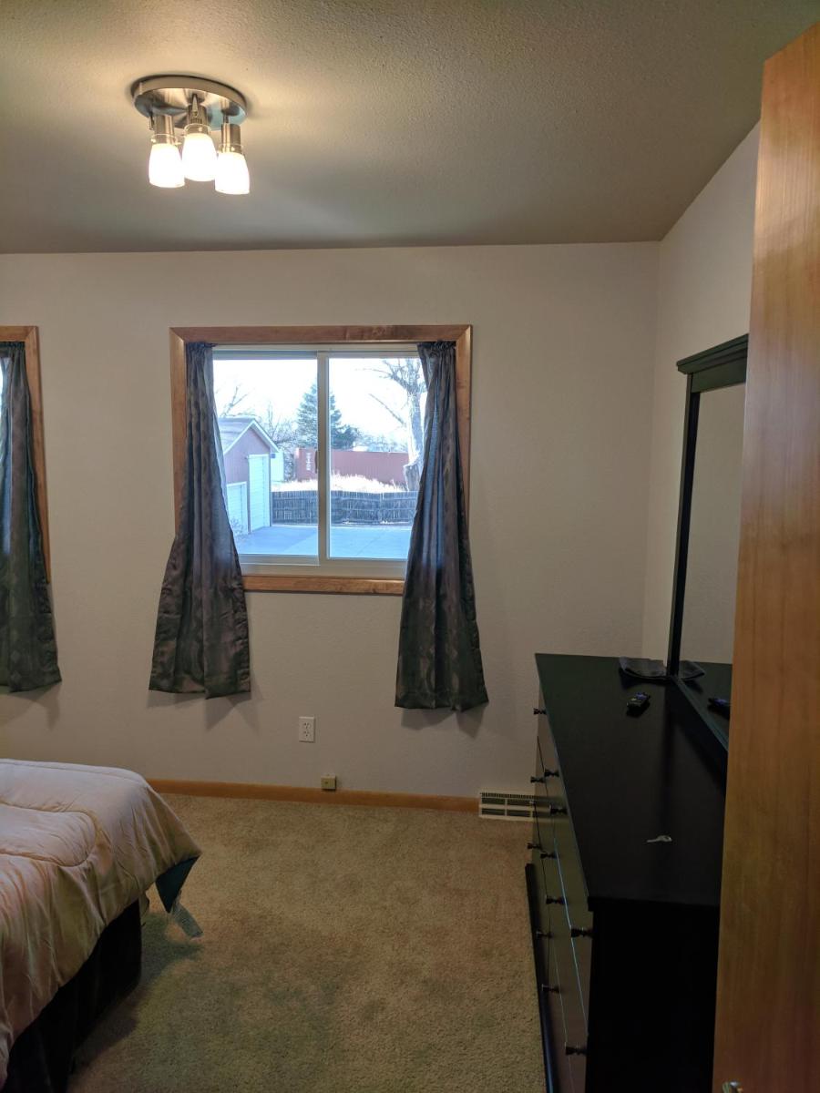 DIA BnB - Mountain View - Private floor - DIA Layover - Great entertainment and bed - Housity