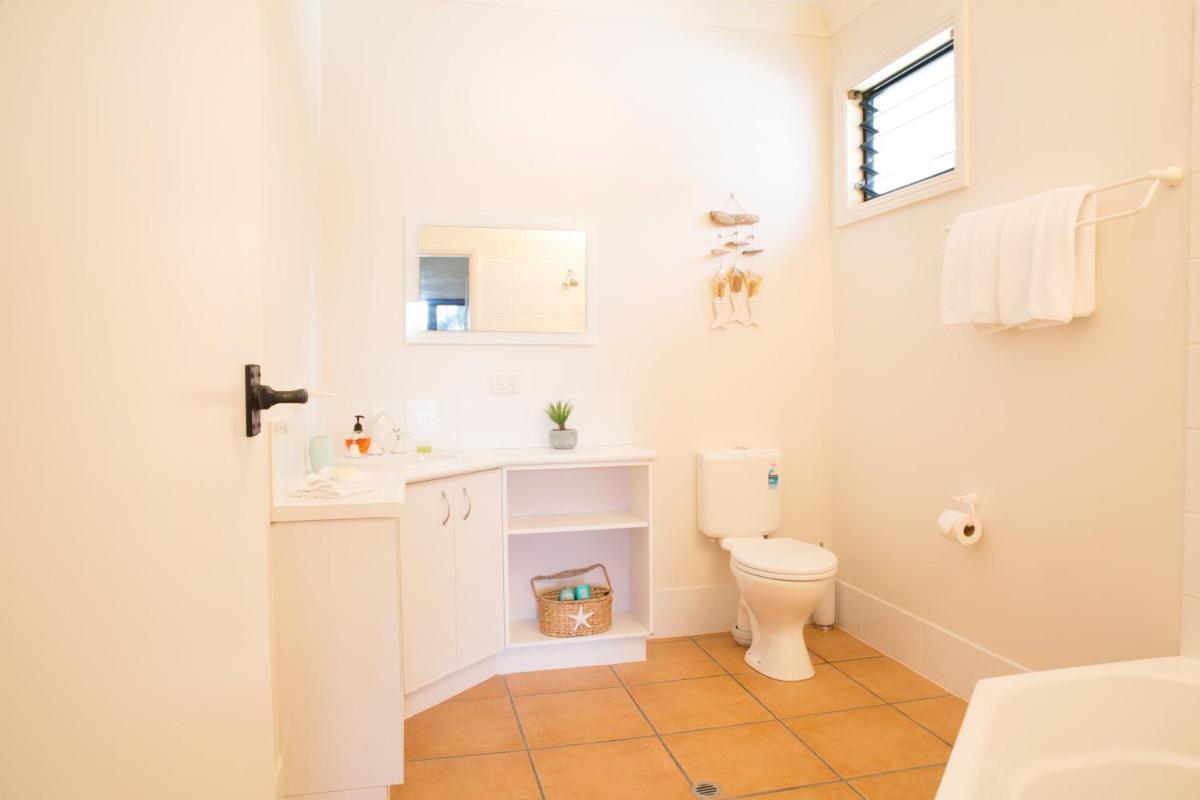 ABSOLUTE BEACHFRONT BLISS - NEWELL BEACH - 10 Metres to the Ocean - Housity
