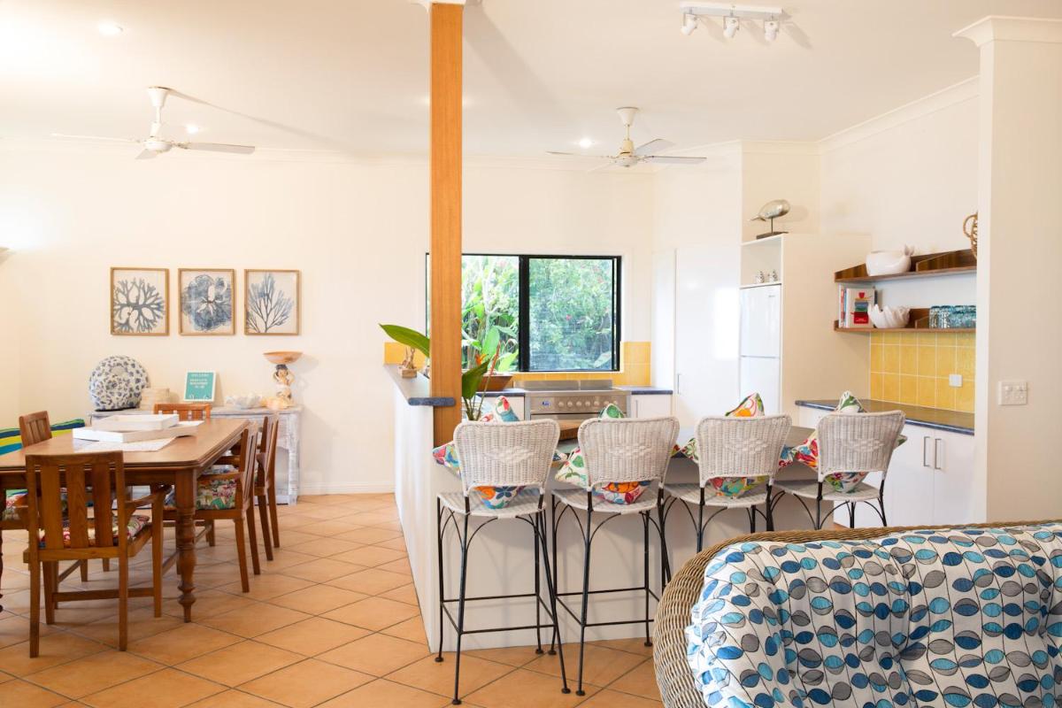 ABSOLUTE BEACHFRONT BLISS - NEWELL BEACH - 10 Metres to the Ocean - Housity