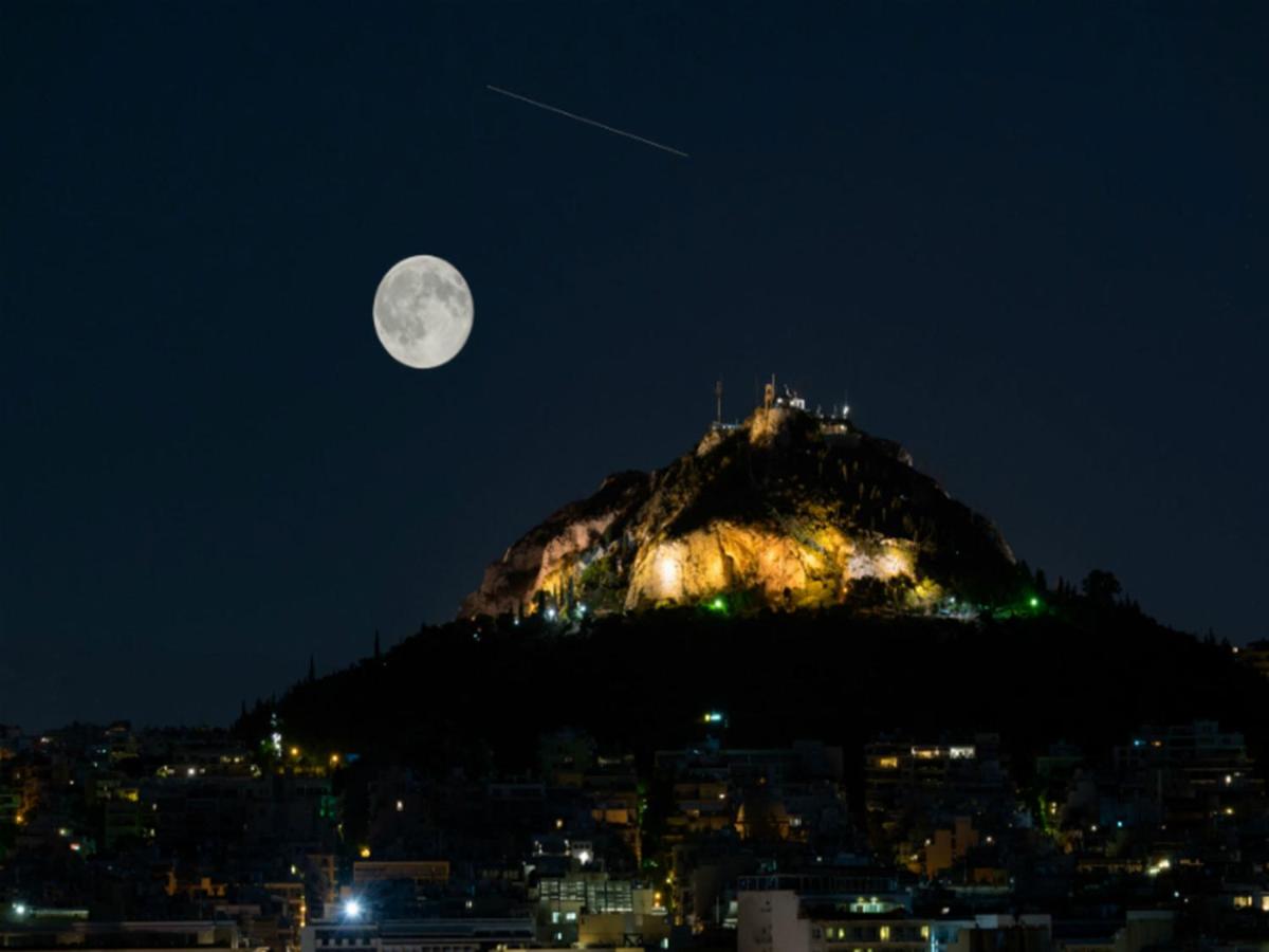 Fairytale view of Lycabettus - Housity