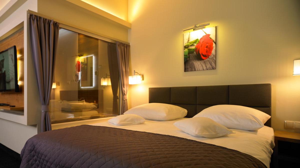 Aura - Hotel & Restaurant & Sauna - Housity
