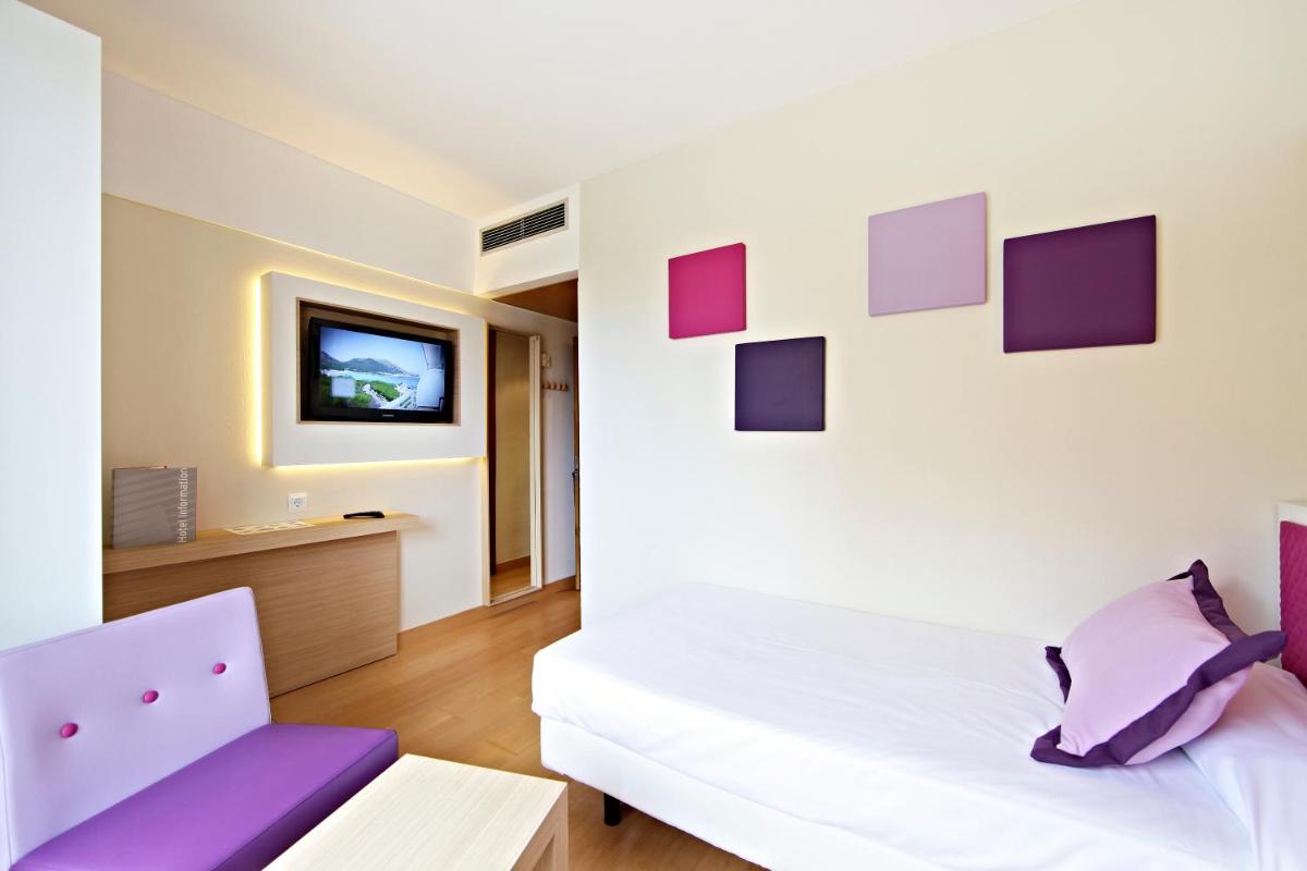Cama o camas de una habitación en Hotel & Spa S'Entrador Playa