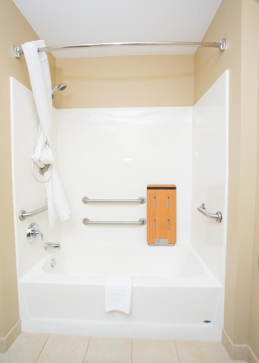 Country Inn & Suites by Radisson, Grand Forks, ND - Housity