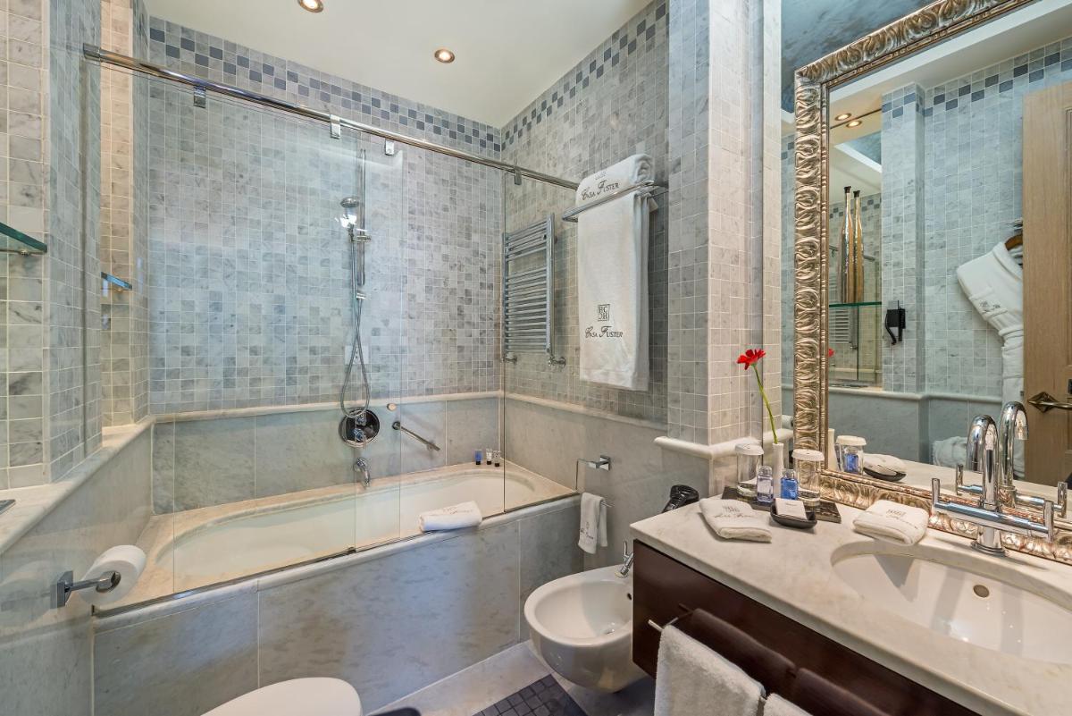 Un baño de Hotel Casa Fuster G.L Monumento