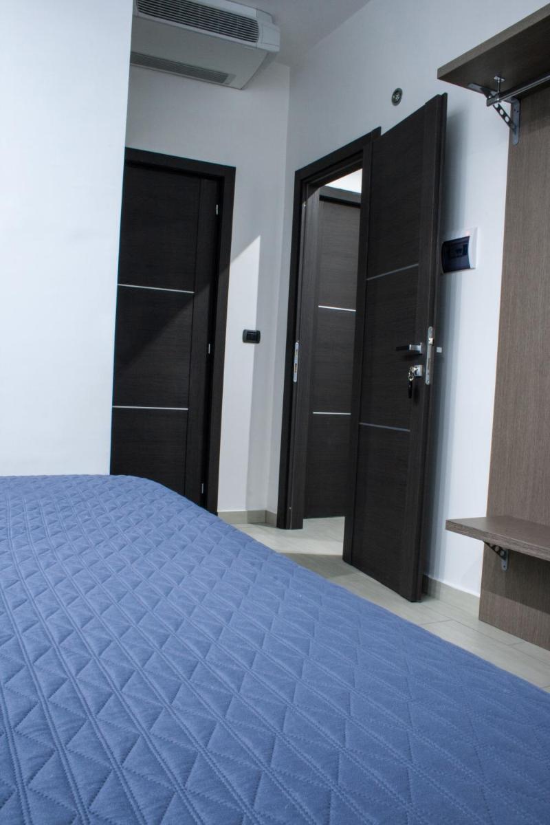 Hotel Cristian - Housity