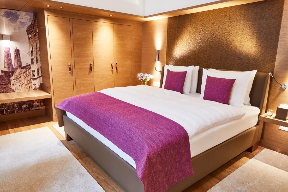 Ein Bett oder Betten in einem Zimmer der Unterkunft Vier Jahreszeiten Kempinski München