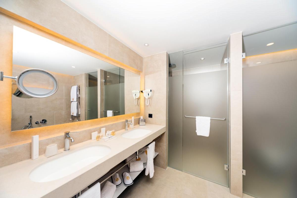 Un baño de GPRO Valparaiso Palace & Spa