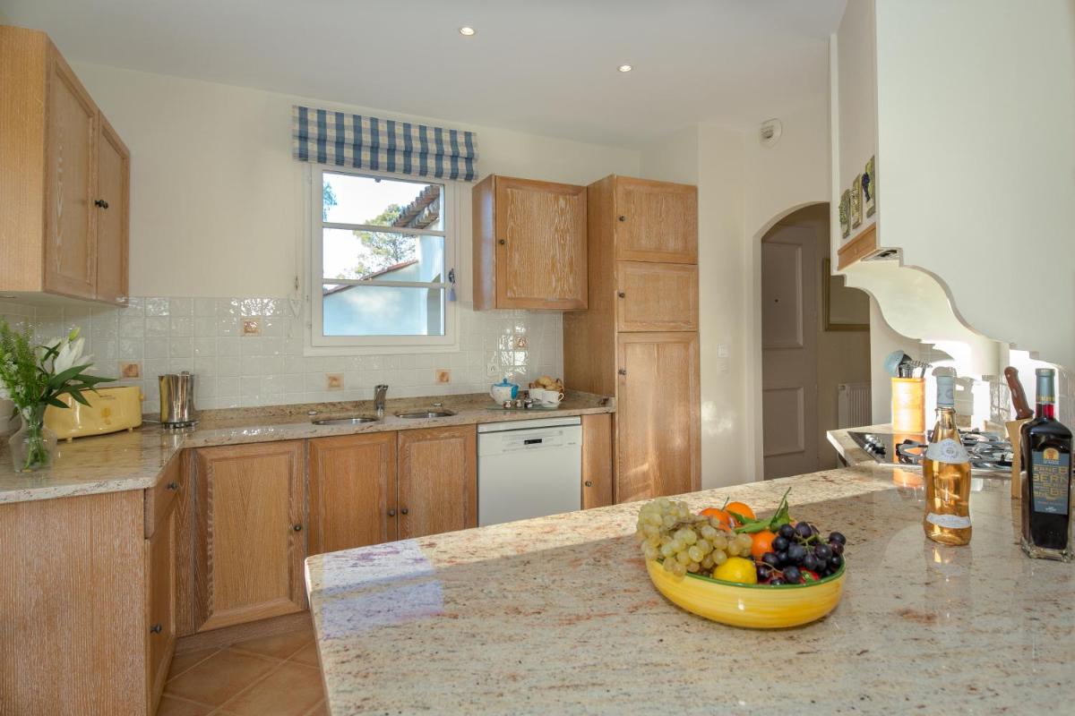 Cuisine ou kitchenette dans l'établissement Les Appartements et Maisons du Domaine de Saint Endréol Golf & Spa Resort
