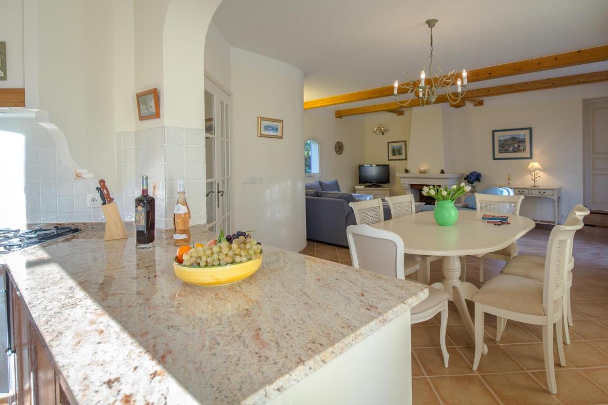 Coin salon dans l'établissement Les Appartements et Maisons du Domaine de Saint Endréol Golf & Spa Resort