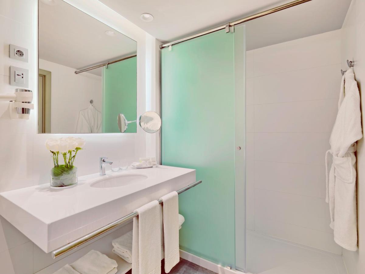 un baño con lavabo y ducha en Spring Arona Gran Hotel - Adults Only, en Los Cristianos
