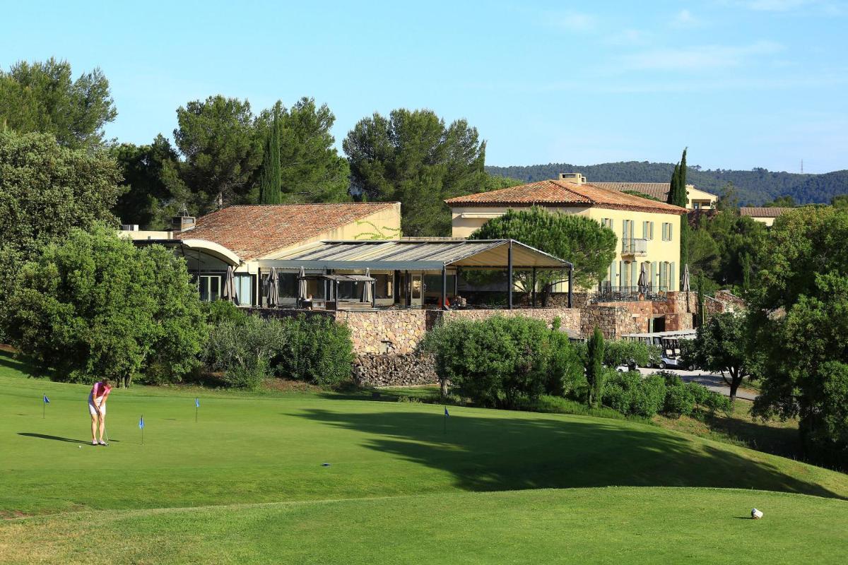 Golf sur le terrain de le complexe hôtelier ou à proximité