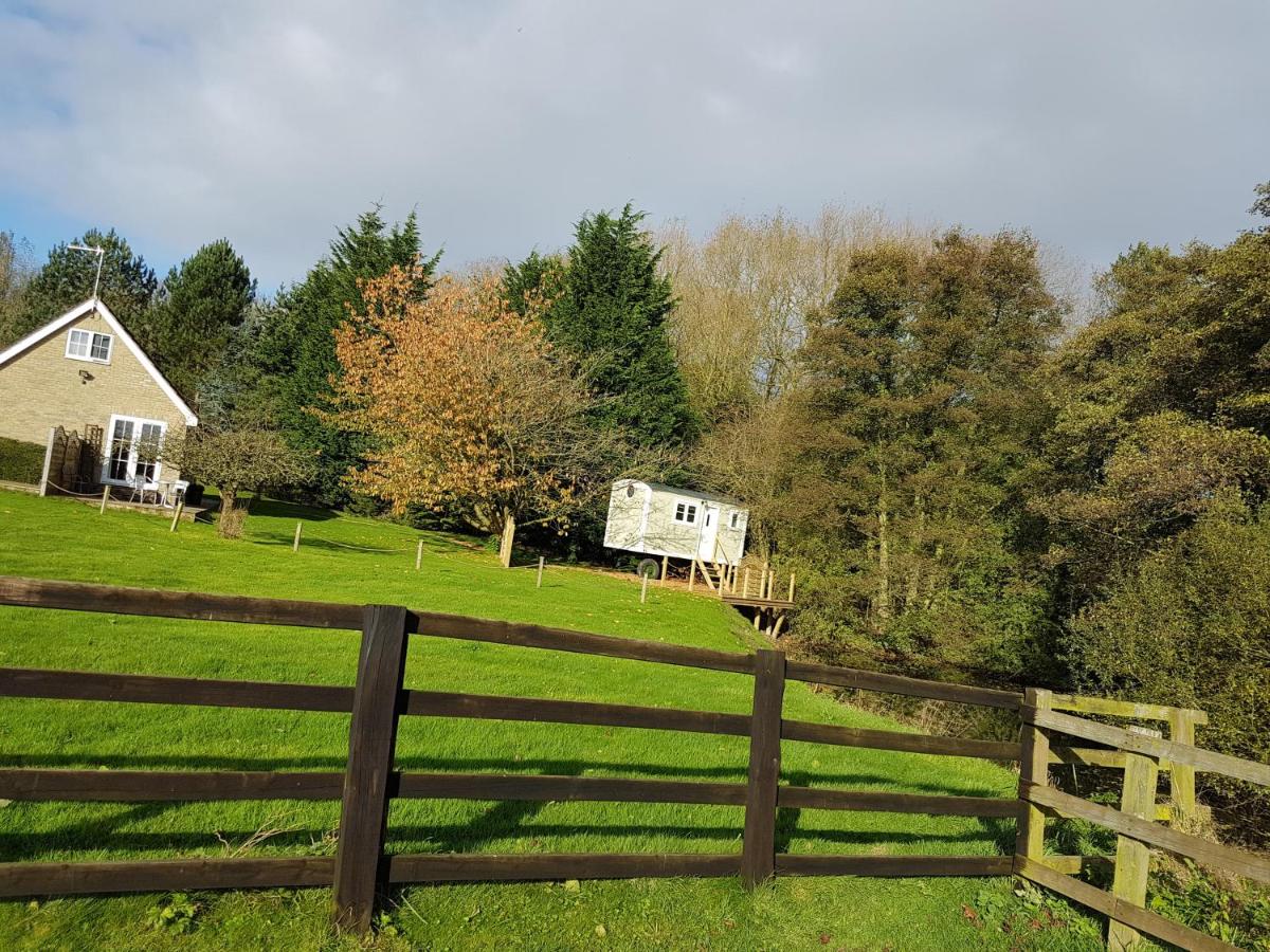 Waterside Shepherds Hut - Housity
