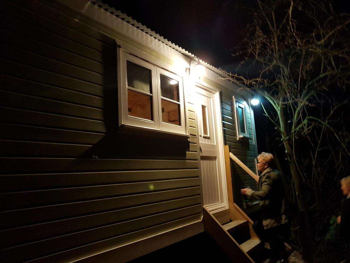 Waterside Shepherds Hut - Housity