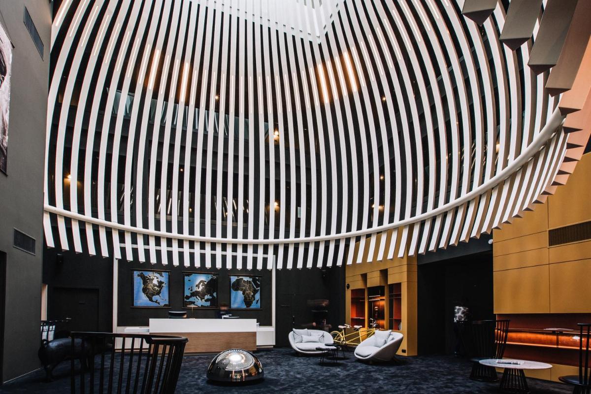 un hall d'entrée avec un grand plafond circulaire dans l'établissement Golden Tulip Saint Malo– Le Grand Bé, à Saint-Malo