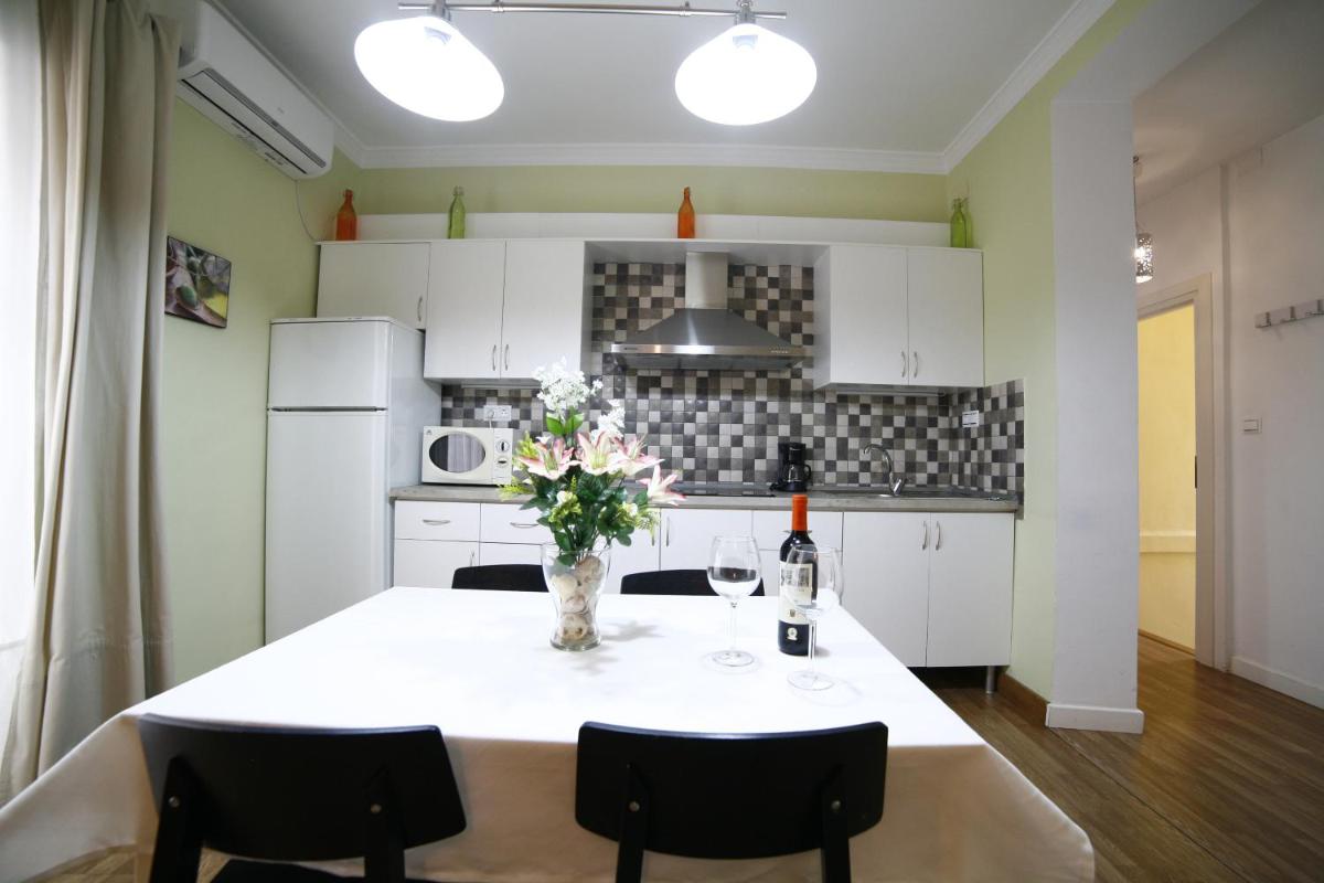 Victoria de Alba House - Housity