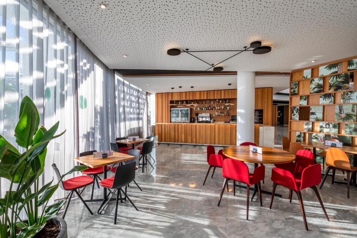 Un restaurante o sitio para comer en Barceló Sevilla Renacimiento