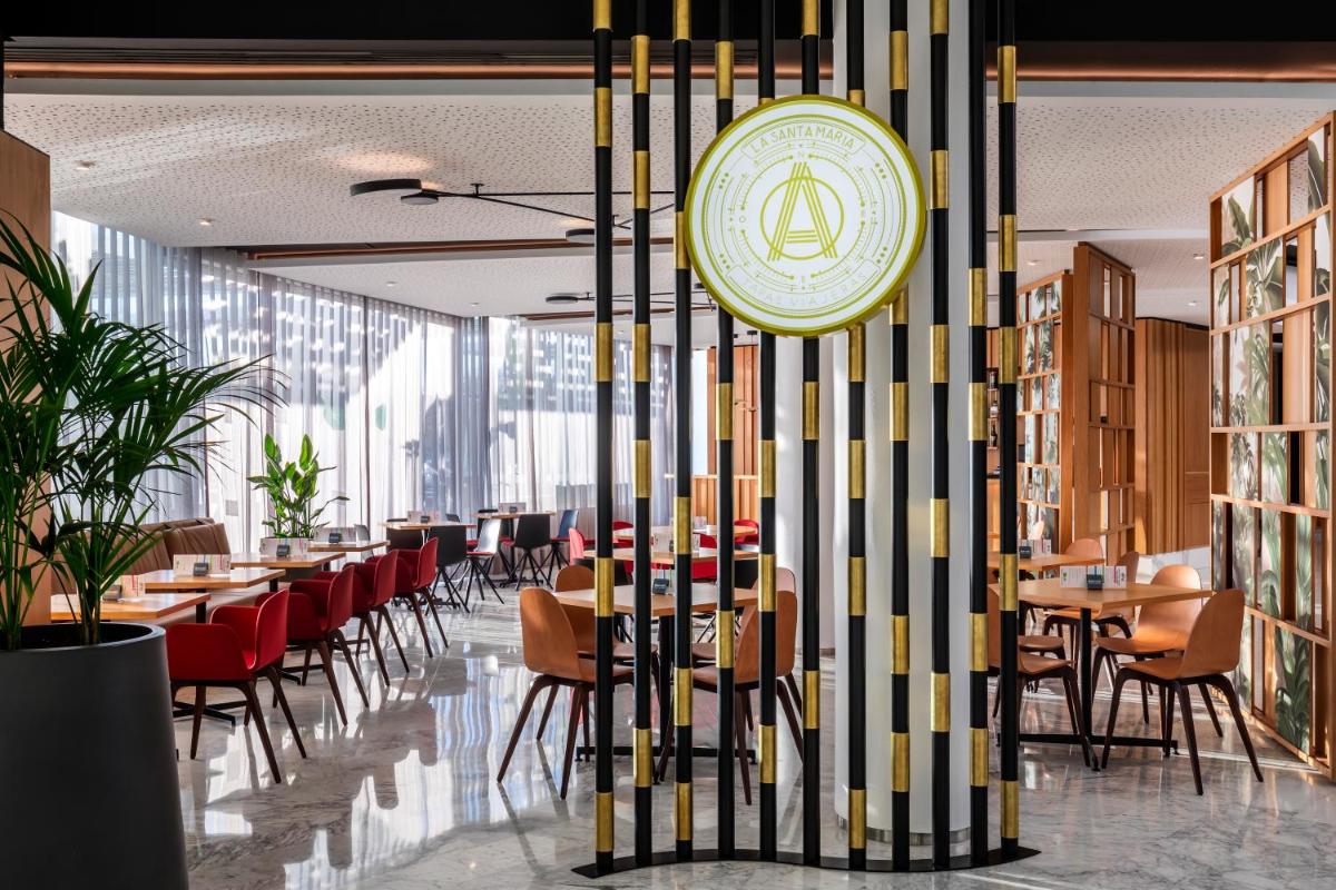 Un restaurante o sitio para comer en Barceló Sevilla Renacimiento