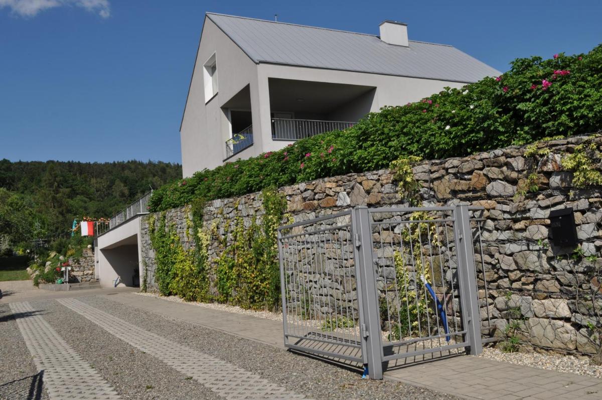 Dom Na Zboczu - Housity