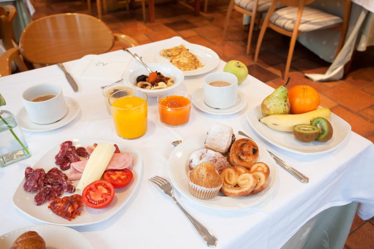 Comida en o cerca de este hotel