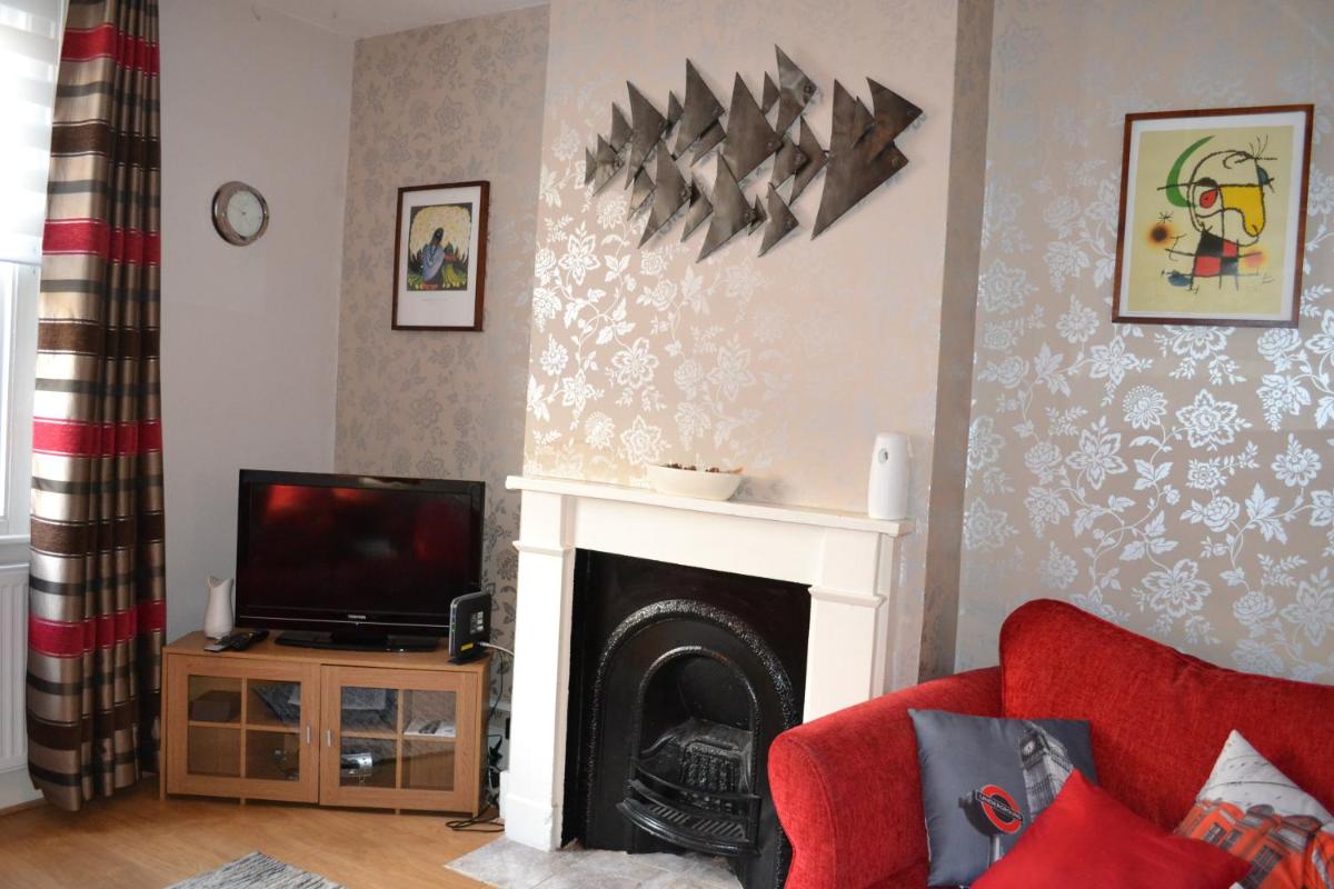 2 Bedroom House -Ealing - Housity