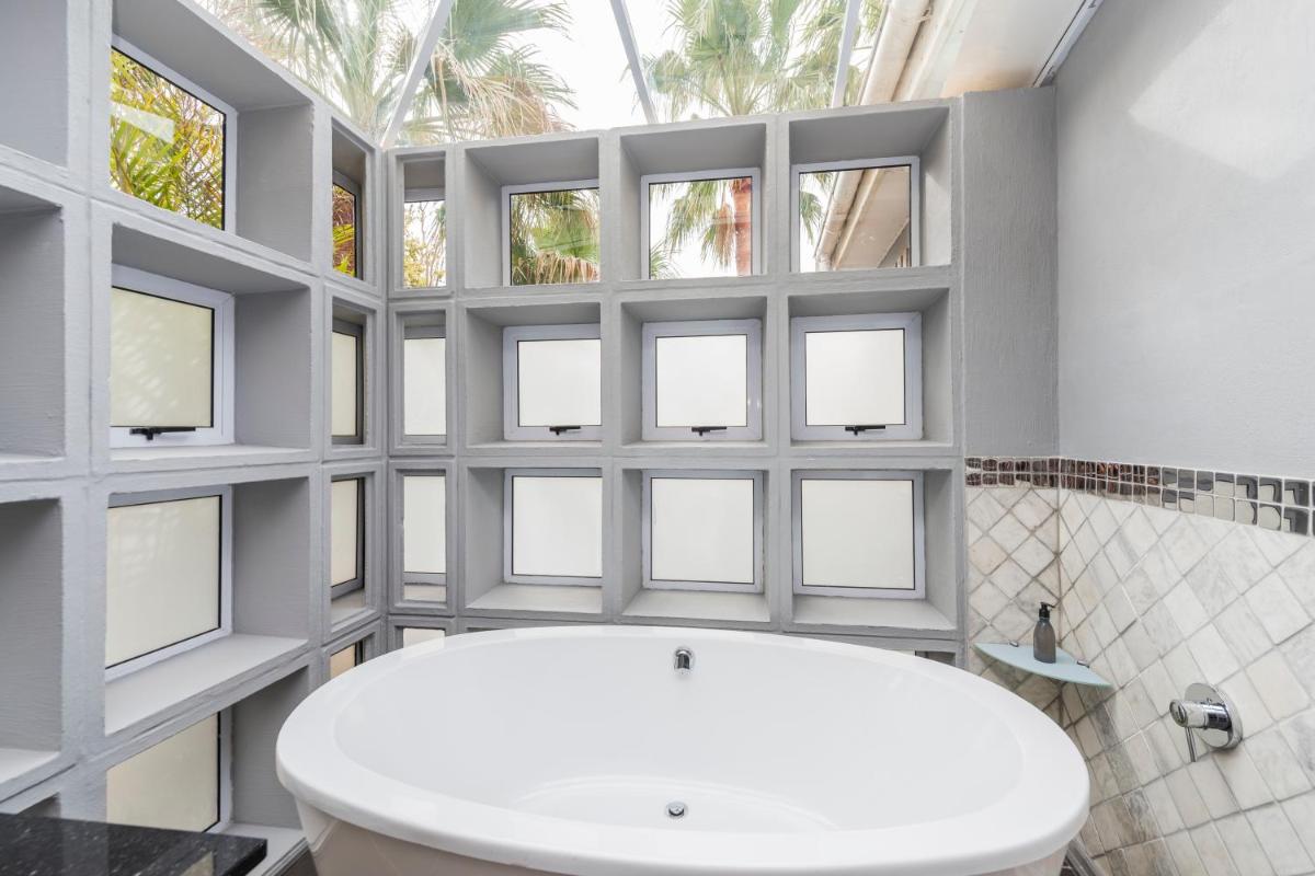 Whispering Palms - Housity