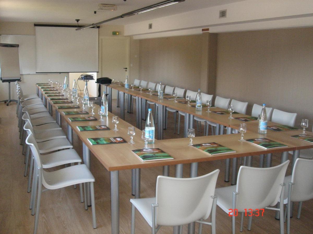 Espace de conférence ou salle de réunion dans l'établissement Domaine des Dryades