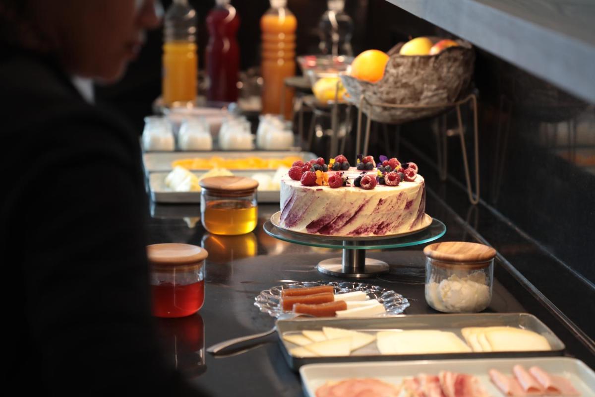 Comida en o cerca de este hotel