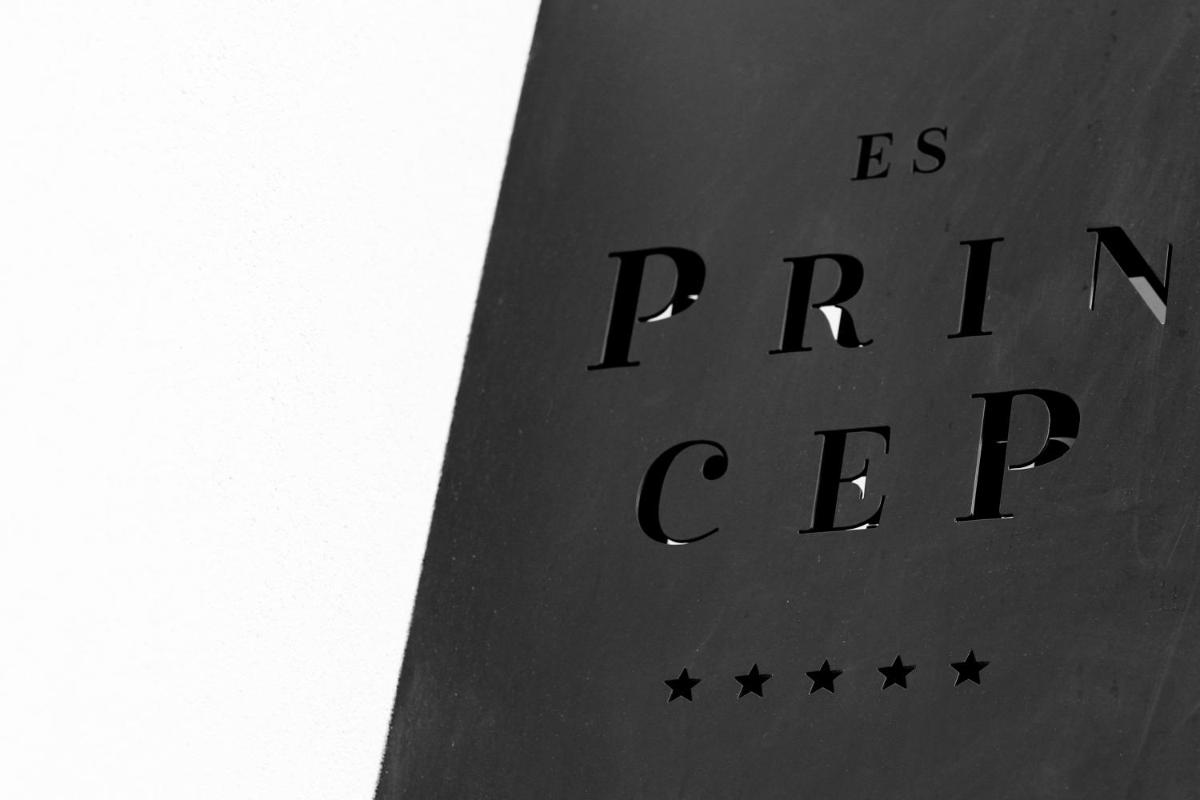 Certificado, premio, señal o documento que está expuesto en Es Princep - The Leading Hotels of the World