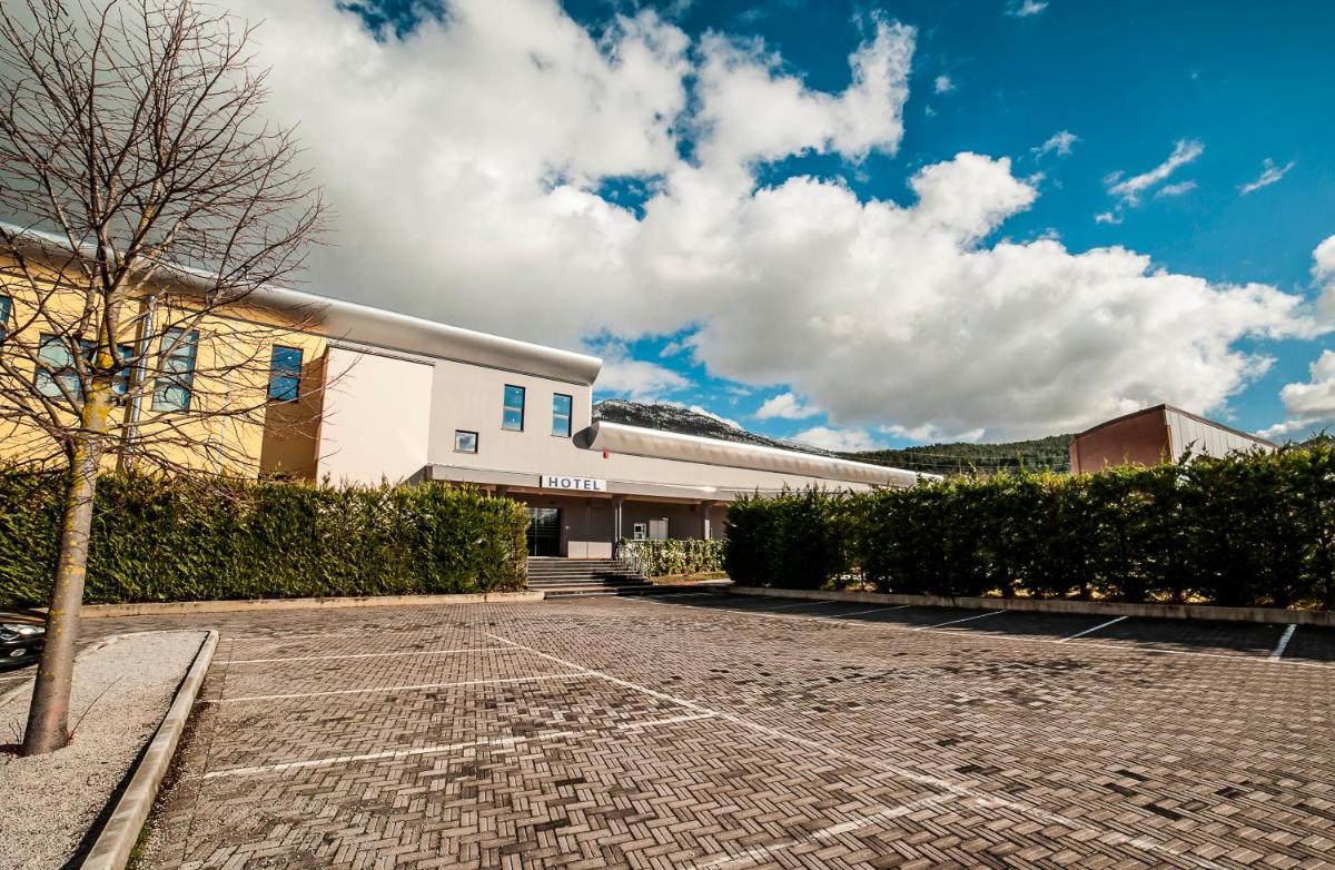 Family Center Hotel - Housity