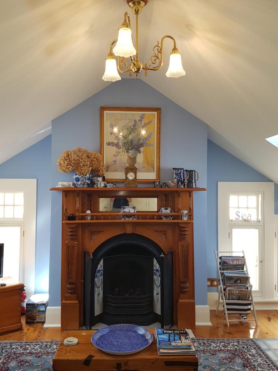 Water Bay Villa Bed & Breakfast - Housity