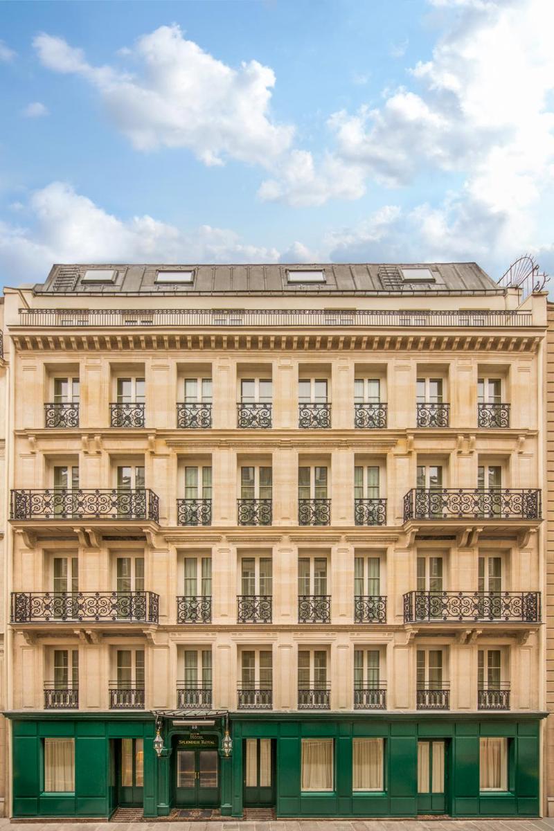 - un grand bâtiment avec des balcons à l'avant dans l'établissement Hotel Splendide Royal Paris - Relais & Châteaux, à Paris