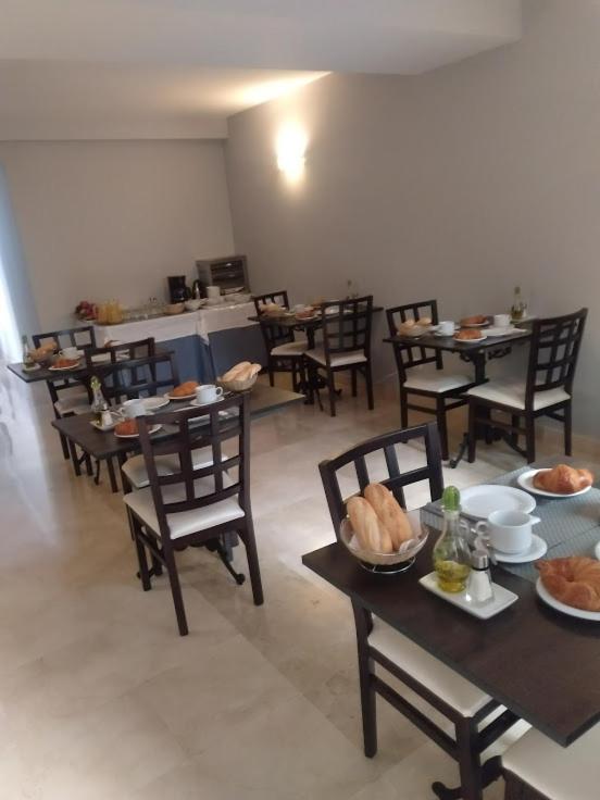Comida en o cerca de este hotel