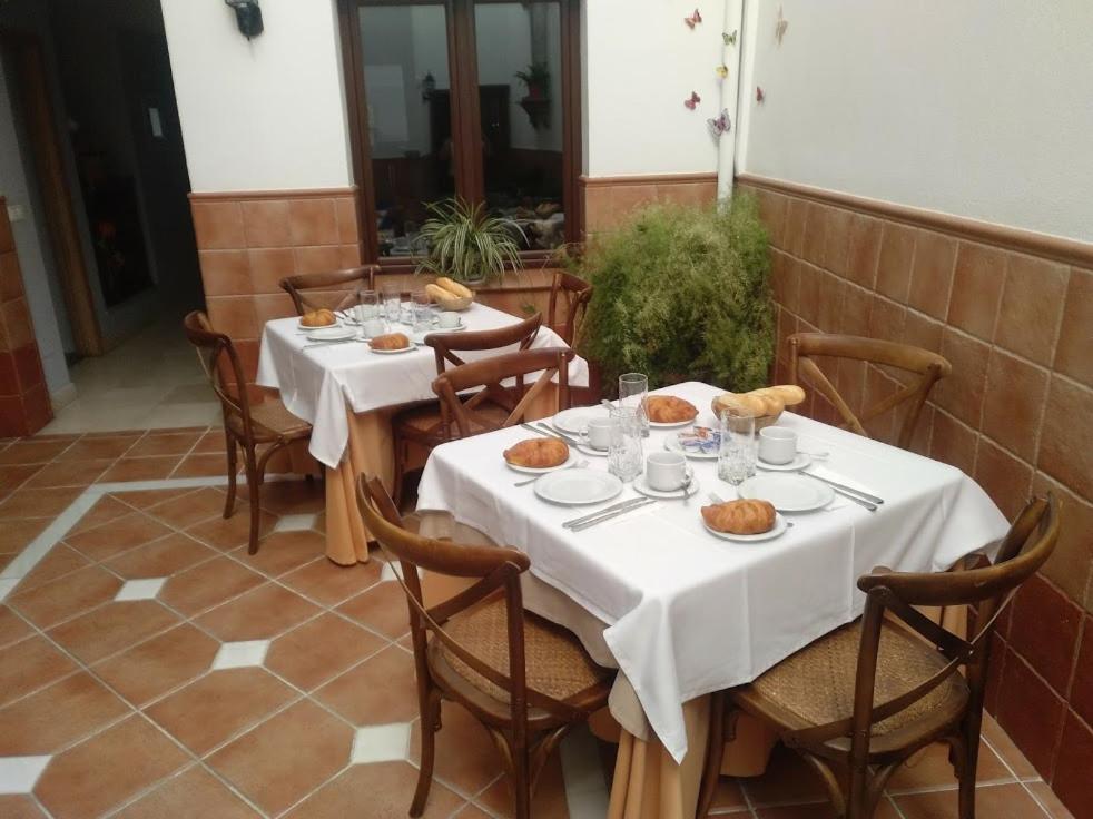 Un restaurante o sitio para comer en Hotel & Spa PLAZA Arriate