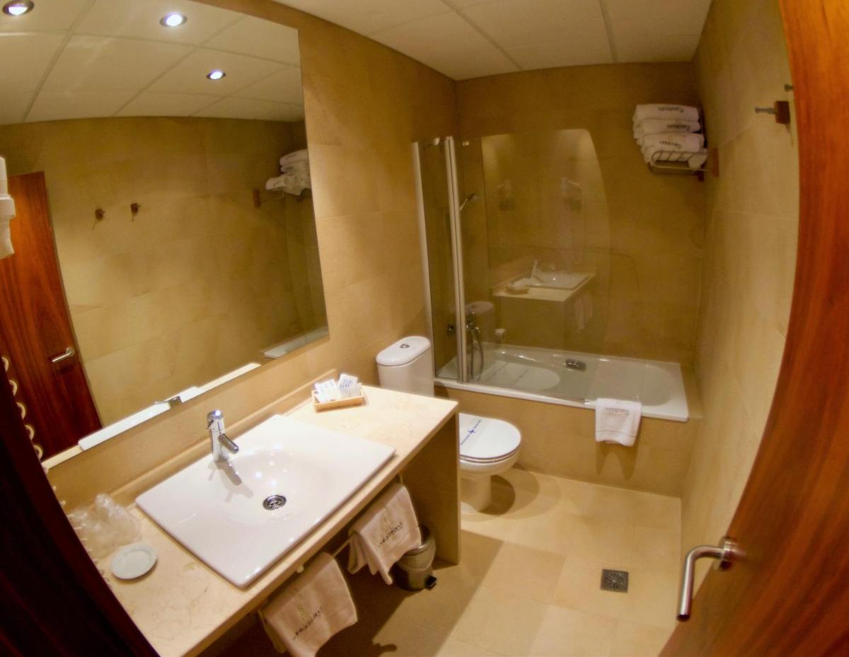 Un baño de Hotel Santa Cristina Petit Spa