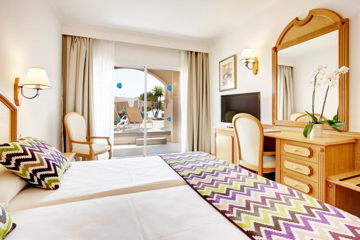 Cama o camas de una habitación en Grupotel Santa Eulària & Spa - Adults Only