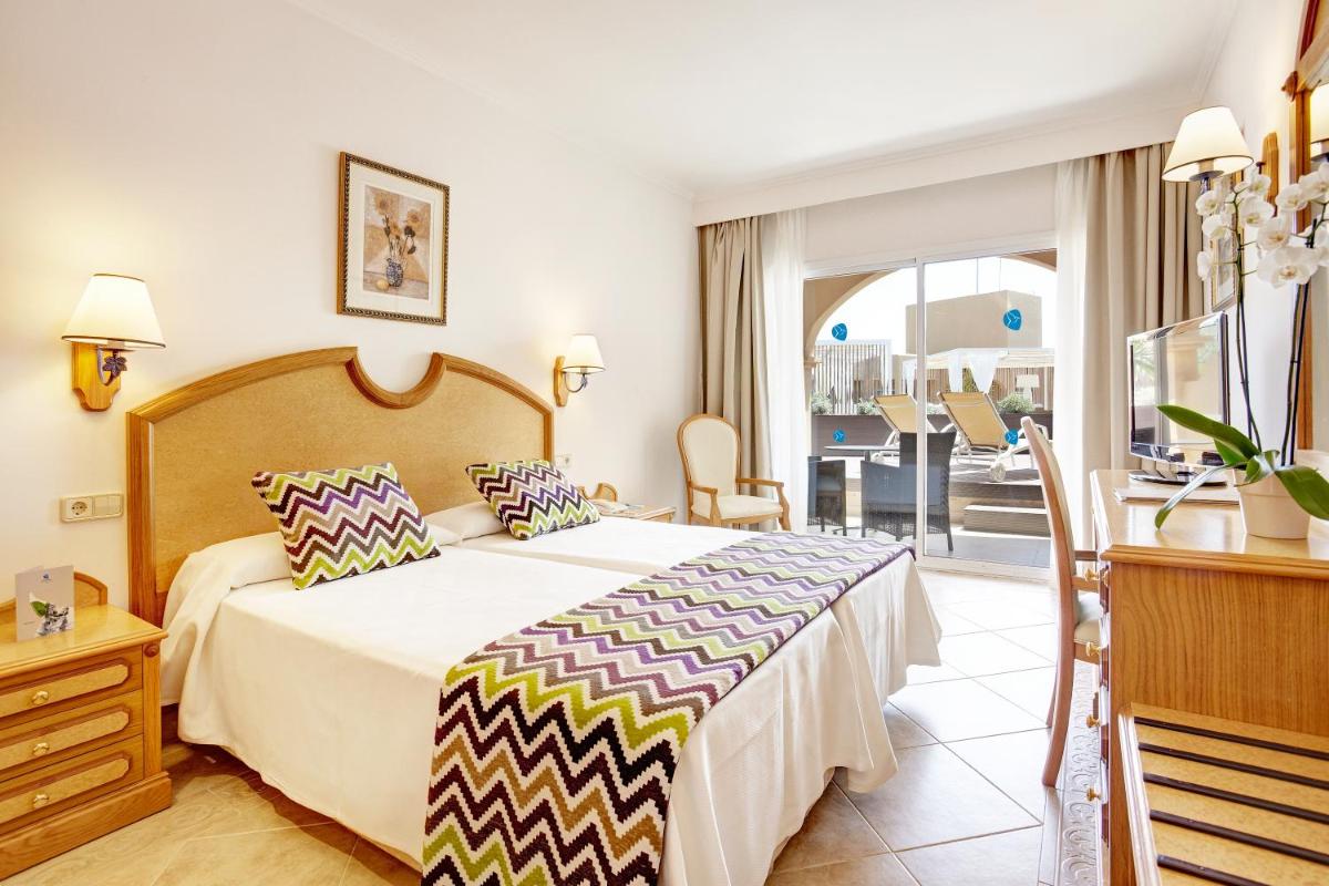 Cama o camas de una habitación en Grupotel Santa Eulària & Spa - Adults Only