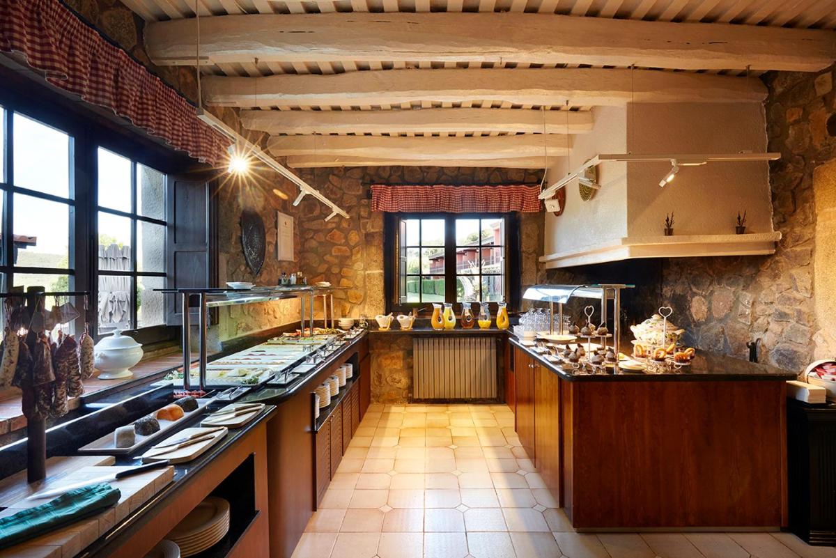 una gran cocina con una gran isla en una habitación en Suites Natura Mas Tapiolas, en Santa Cristina d'Aro