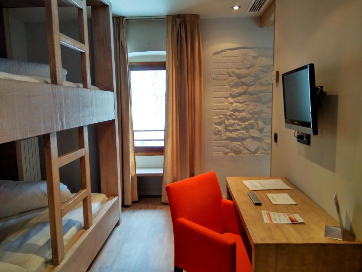 Una televisión o centro de entretenimiento en Hotel Santa Cristina Petit Spa