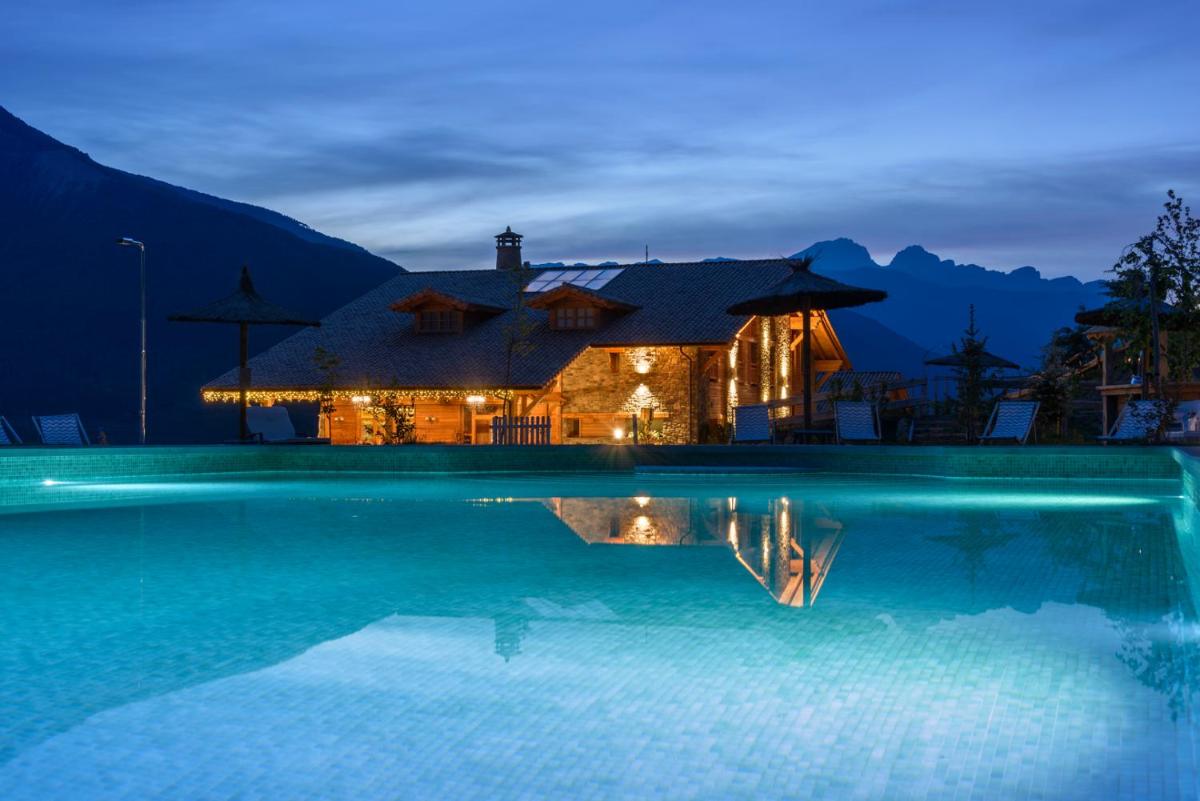una villa con piscina por la noche en Hotel Viñas de Lárrede, en Lárrede