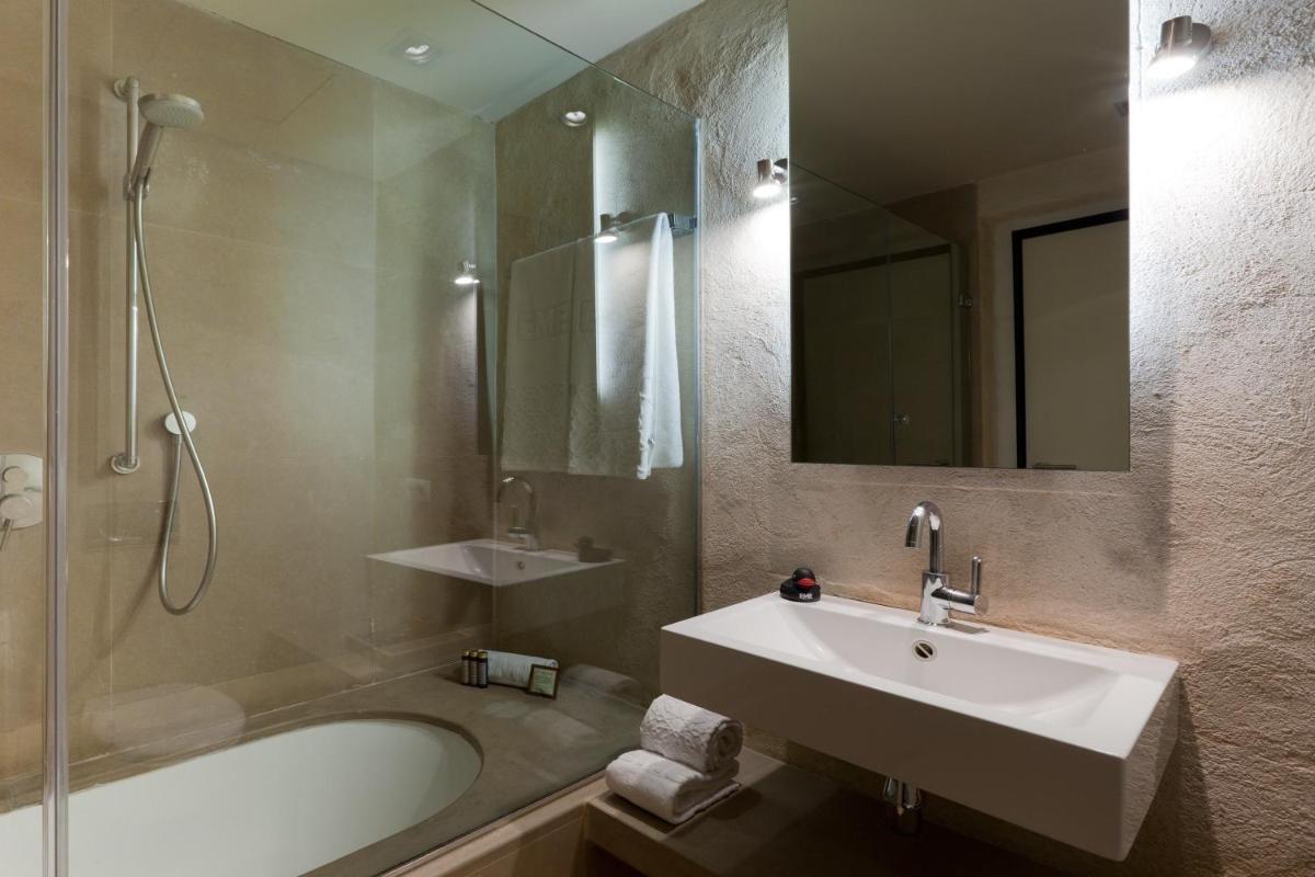 Un baño de EME Catedral Mercer Hotel