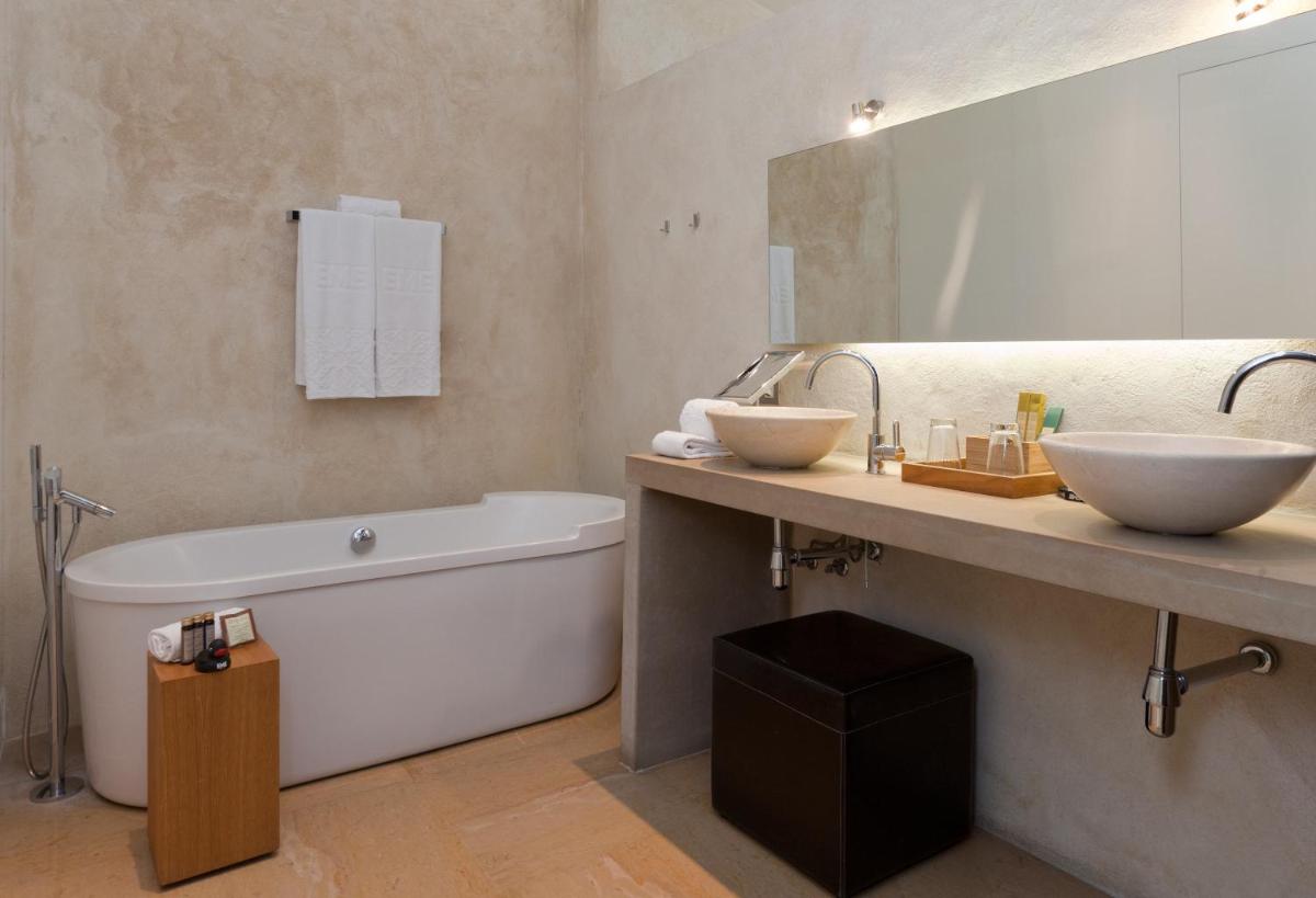 Un baño de EME Catedral Mercer Hotel