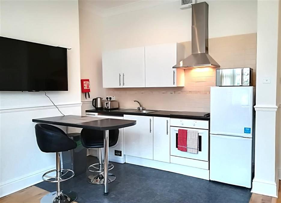 1 Bedroom Modern Apartment, Uplands, Swansea - Housity