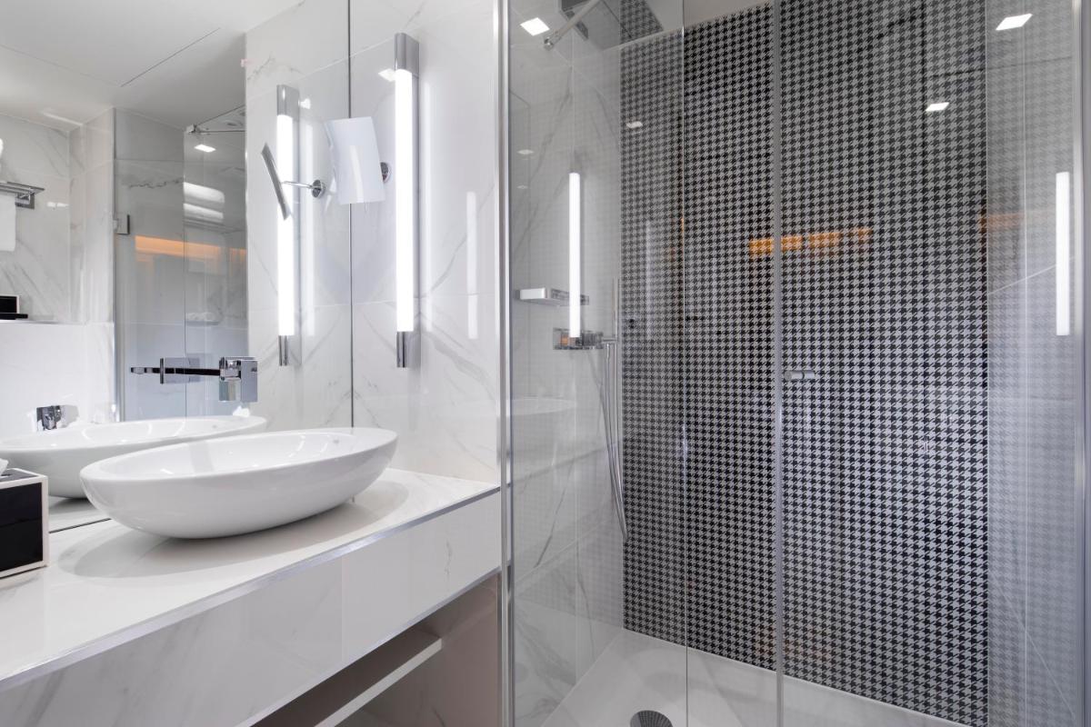Salle de bains dans l'établissement Hôtel Dress Code